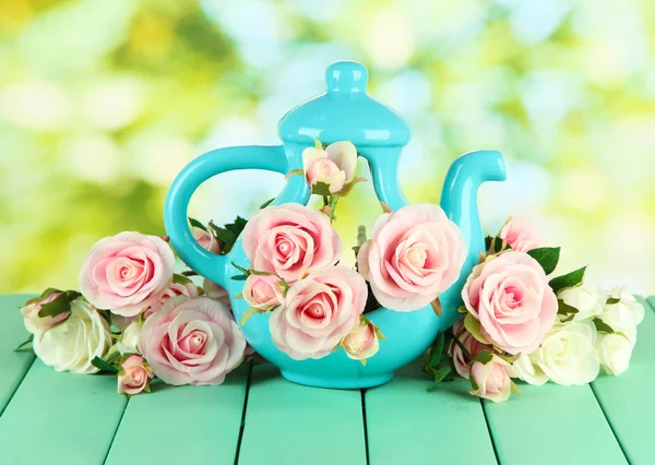 Pot met bloemen op een houten tafel op de achtergrond van de natuur — Stockfoto
