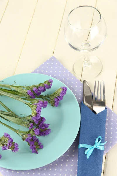 Tisch serviert auf einem hölzernen Hintergrund — Stockfoto
