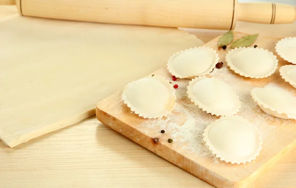 Råa dumplings på träbord — Stockfoto