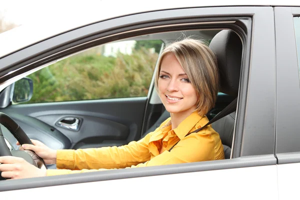 Portret van jonge mooie vrouw zitten in de auto — Stockfoto