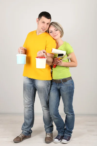 Casal jovem fazendo renovação juntos — Fotografia de Stock