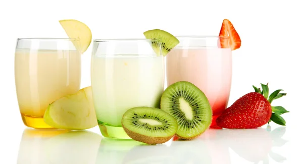 Iogurtes deliciosos com frutas em copos isolados em branco — Fotografia de Stock