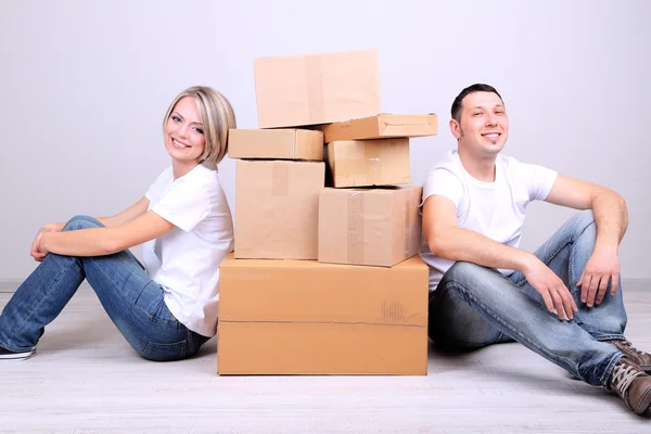 Jovem casal se movendo em nova casa — Fotografia de Stock