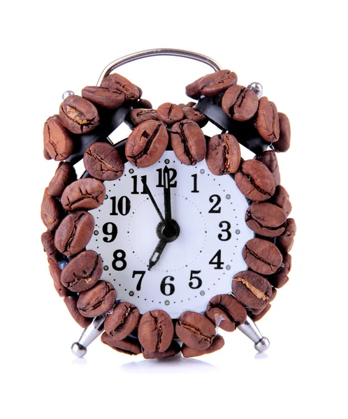 Relógio despertador de grãos de café isolados em branco — Fotografia de Stock