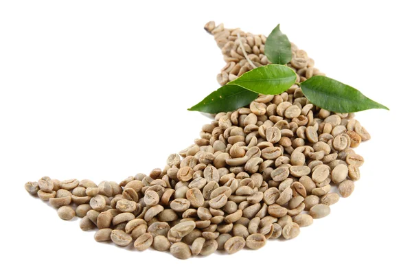 Zelená kávová zrna a listy izolované na bílém — Stock fotografie