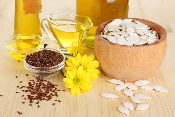 Óleo de linhaça útil e óleo de semente de abóbora na mesa de madeira close-up — Fotografia de Stock