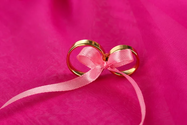 Wedding rings tied with ribbon — Stock Photo, Image