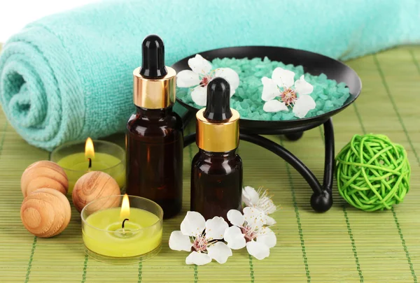 Composition du spa avec huiles aromatiques sur la table close-up — Photo