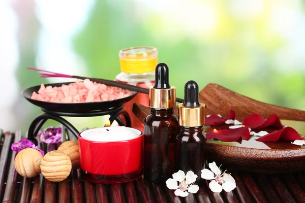 Composición del spa con aceites aromáticos sobre la mesa sobre fondo brillante — Foto de Stock