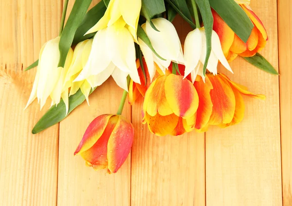 Bonitas tulipas brancas e laranja no fundo de madeira — Fotografia de Stock