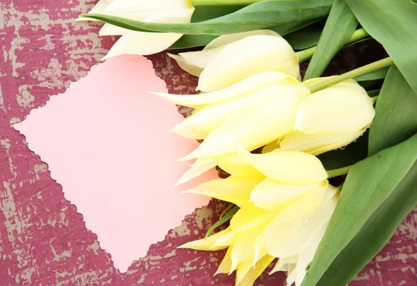 Hermosos tulipanes blancos sobre fondo de madera de color — Foto de Stock