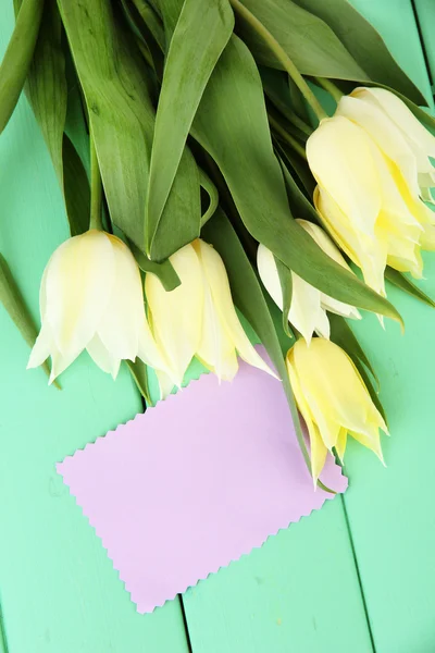 Vackra vita tulpaner på färg trä bakgrund — Stockfoto