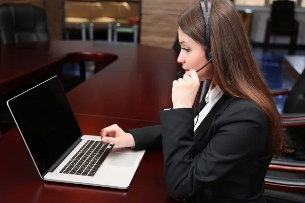 Call center operator at wor — Stock Photo, Image