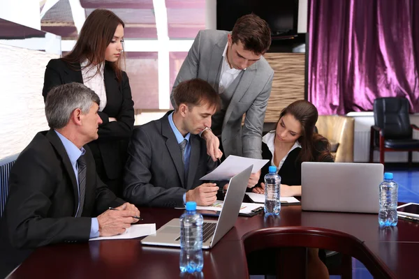 Negocios trabajando en sala de conferencias — Foto de Stock