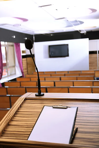 Interior de la sala de conferencias vacía con tribuna —  Fotos de Stock