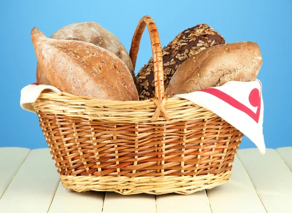 Samenstelling met brood en broodjes op houten tafel, op een achtergrond met kleur — Stockfoto