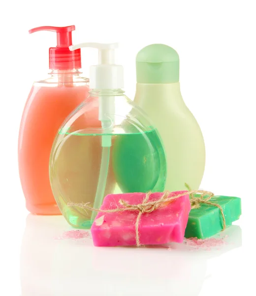 Kosmetika flaskor och naturlig handgjord tvål på grön bakgrund — Stockfoto