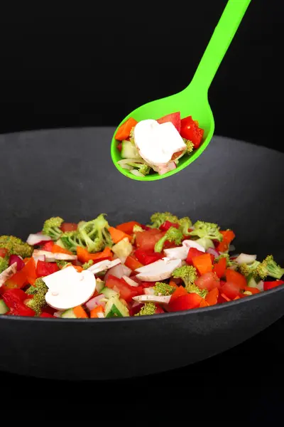 Ragoût de légumes dans le wok, isolé sur noir — Photo