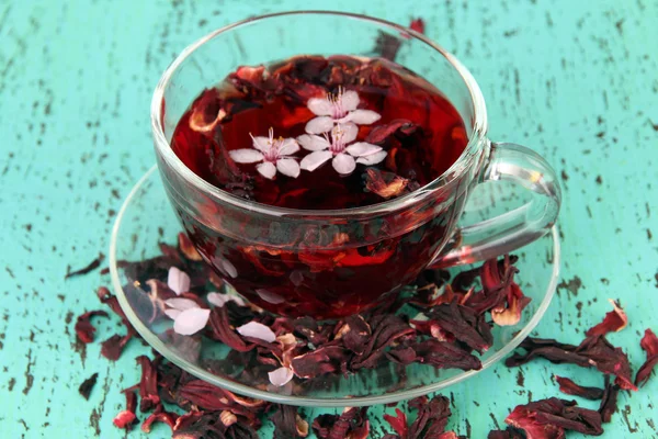 Kruiden thee in glas cup, op een houten achtergrond kleur — Stockfoto