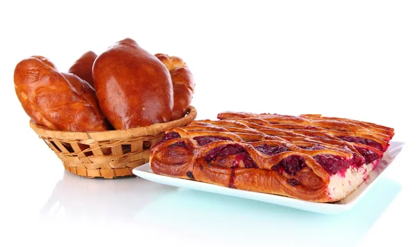 Tarte aux cerises avec petits pains isolés sur blanc — Photo