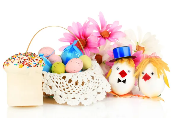 Paskalya yumurtaları ve üzerinde beyaz izole iki tavuk oyuncaklar — Stok fotoğraf