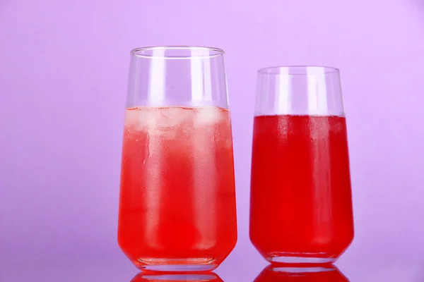 Dois coquetéis de cereja com gelo no fundo roxo — Fotografia de Stock