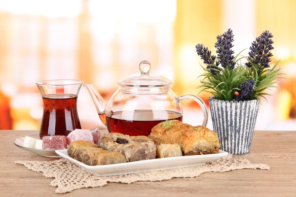 Baklava doce na chapa com chá na mesa no quarto — Fotografia de Stock