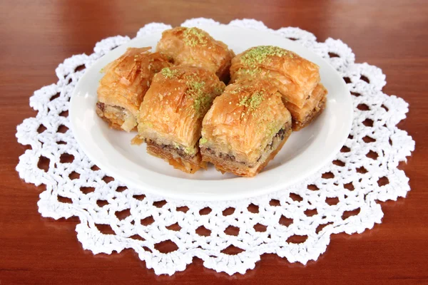 Baklava dulce en el plato en primer plano de la mesa — Foto de Stock