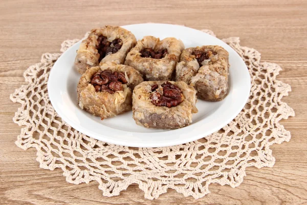 Baklava dulce en el plato en la mesa —  Fotos de Stock