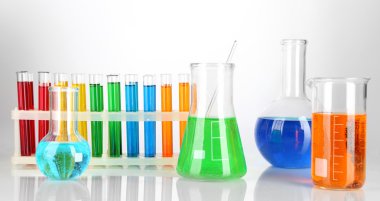 test tüpleri ile üzerine beyaz izole renkli sıvı
