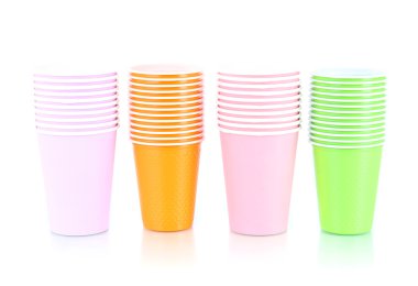 farklı renk üzerine beyaz izole kupa