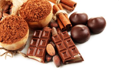 çikolatalı tatlılar, kakao ve baharat üzerine beyaz izole, kompozisyon