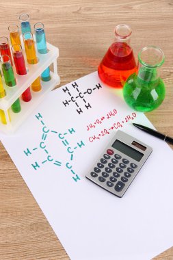 test tüpleri ile renkli sıvılar ve tablo formülleri