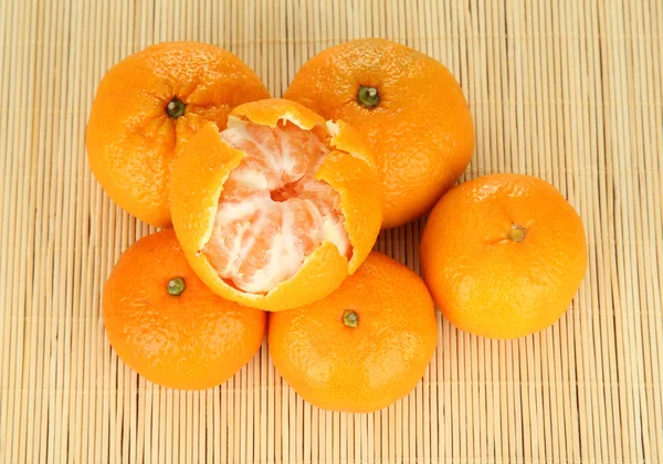 竹凉席背景上美味 mandarines — 图库照片