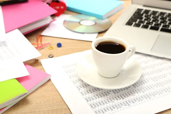 Office デスクトップ クローズ アップにコーヒー 1 杯 — ストック写真