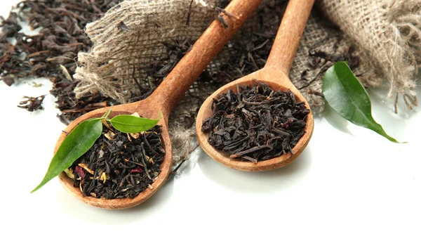 Torr te med gröna blad i träslevar, isolerad på vit — Stockfoto