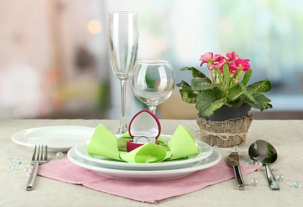 Romantiska bord som tjänstgör på ljus bakgrund — Stockfoto