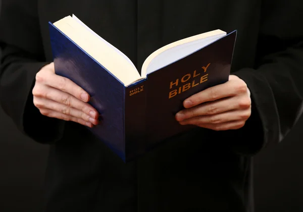 Lectura sacerdotal de la sagrada Biblia, de cerca — Foto de Stock