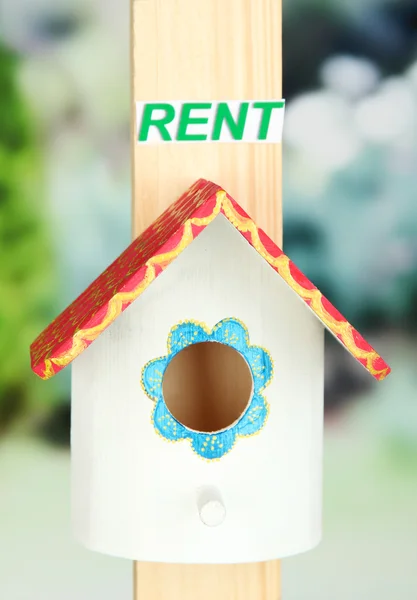 Decorative nesting box and sign on bright background — Stock Photo, Image