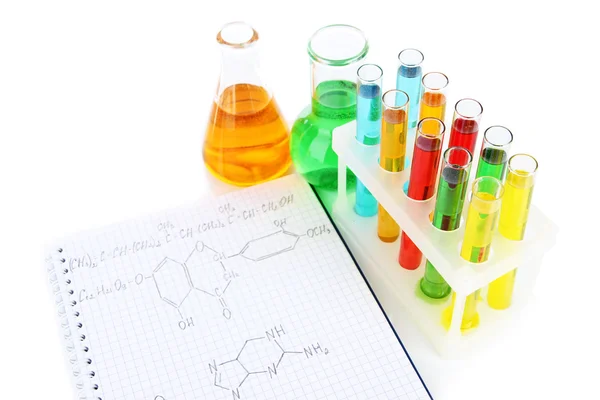 Kémcsövek, színes folyadékok és elszigetelt fehér képletek — Stock Fotó