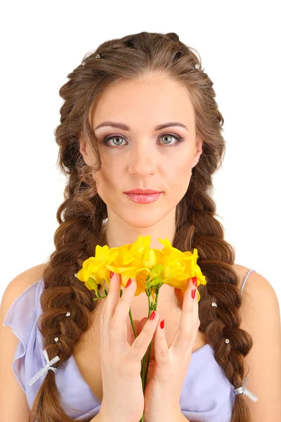 Mujer joven con hermoso peinado y flores, aislado en blanco — Foto de Stock