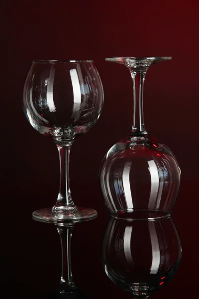 Dois copos no fundo vermelho escuro — Fotografia de Stock