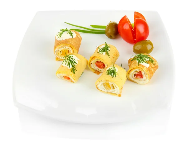 Rollos de huevo con crema de queso y pimentón, en plato, aislados en blanco —  Fotos de Stock