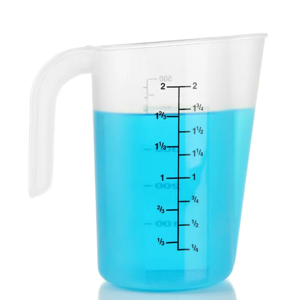 Taza medidora con líquido azul aislado en blanco — Foto de Stock