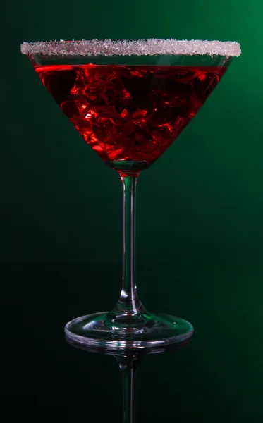 Cocktail rosso in vetro martini su sfondo verde scuro — Foto Stock