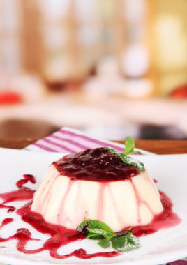 Panna cotta parlak zemin üzerine frambuaz sos ile