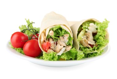 kebap - ızgara et ve sebze, tabakta üzerine beyaz izole