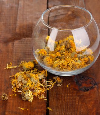 ahşap masa yakın çekim üzerinde cam kap içinde kuru ot