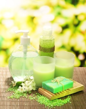 Kozmetik Şişeler ve doğal el yapımı Sabun yeşil zemin üzerine