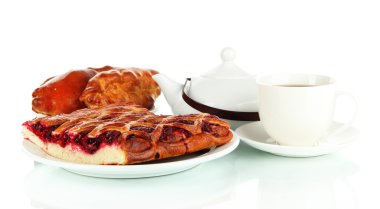 vişneli pasta çörek ve çay beyaz izole
